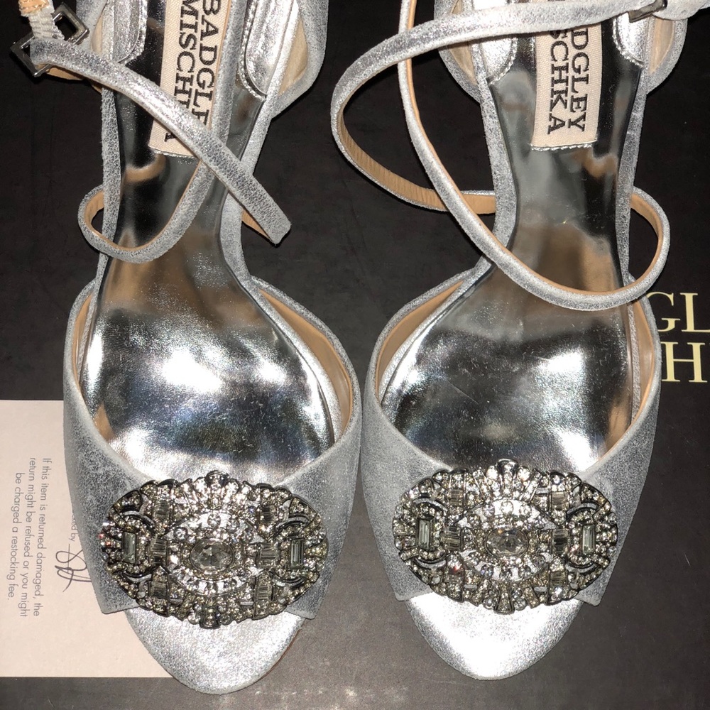 Silver cross strap sandals. - Picture 3 of 8